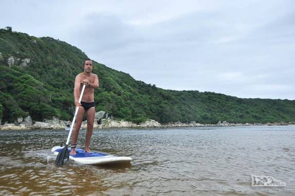 O Rodrigo se exercita no standup paddle na Guarda do Embaú, litoral sul de Santa Catarina